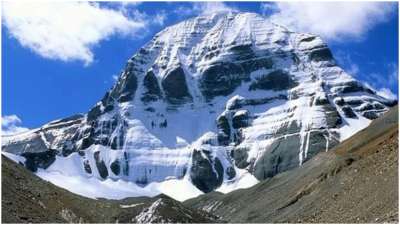 आपकी जानकारी के लिए बता दें कि कैलाश मानसरोवर यात्रा 5 साल के बाद फिर से शुरू हो रही है। श्रद्धालु कैलाश मानसरोवर की यात्रा के लिए काफी ज्यादा उत्सुक हैं। ऐसे में क्या आपके मन में भी कभी ये सावल उठा है कि क्या भारत से भी कैलाश पर्वत को देखा जा सकता है... आपकी जानकारी के लिए बता दें कि कैलाश मानसरोवर यात्रा 5 साल के बाद फिर से शुरू हो रही है। श्रद्धालु कैलाश मानसरोवर की यात्रा के लिए काफी ज्यादा उत्सुक हैं। ऐसे में क्या आपके मन में भी कभी ये सावल उठा है कि क्या भारत से भी कैलाश पर्वत को देखा जा सकता है...