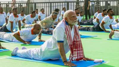 अंतरराष्ट्रीय योग दिवस के अवसर पर देश भर में लोगों ने योग किया। प्रधानमंत्री नरेन्द्र मोदी ने आंध्र प्रदेश के मुख्यमंत्री के साथ विशाखापत्तनम में योगाभ्यास किया। अंतरराष्ट्रीय योग दिवस के अवसर पर देश भर में लोगों ने योग किया। प्रधानमंत्री नरेन्द्र मोदी ने आंध्र प्रदेश के मुख्यमंत्री के साथ विशाखापत्तनम में योगाभ्यास किया।