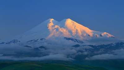 रूस विश्व का सबसे बड़ा देश है। यह प्राकृतिक सौंदर्य और विविध भौगोलिक संरचनाओं से भरा हुआ देश है। यहां के पर्वत, नदियां, जंगल और मैदान इसकी भौगोलिक विविधता को दर्शाते हैं। रूस का सबसे ऊंचा पर्वत है माउंट एल्ब्रुस (Mount Elbrus) है। यह पहाड़ यूरोप और एशिया के मिलन बिंदु पर स्थित है और अक्सर यूरोप का भी सबसे ऊंचा पर्वत माना जाता है।