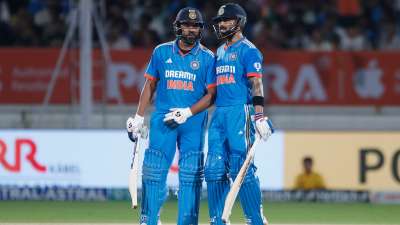 1 जनवरी 2020 से शुरू हुए नए दशक को अब तक 5 से अधिक समय हो चुका है, जिसमें यदि इंटरनेशनल क्रिकेट में देखा जाए तो उसमें कुछ खिलाड़ियों ने अपने खेल से जहां सभी को प्रभावित किया है तो कई ने अपने रिटायरमेंट का भी ऐलान किया है। ऐसे में हम आपको उन टॉप-5 प्लेयर्स के नाम बताने जा रहे हैं, जिन्होंने इस दशक में अब तक सबसे ज्यादा रन इंटरनेशनल क्रिकेट के तीनों फॉर्मेट को मिलाकर बनाए हैं। 1 जनवरी 2020 से शुरू हुए नए दशक को अब तक 5 से अधिक समय हो चुका है, जिसमें यदि इंटरनेशनल क्रिकेट में देखा जाए तो उसमें कुछ खिलाड़ियों ने अपने खेल से जहां सभी को प्रभावित किया है तो कई ने अपने रिटायरमेंट का भी ऐलान किया है। ऐसे में हम आपको उन टॉप-5 प्लेयर्स के नाम बताने जा रहे हैं, जिन्होंने इस दशक में अब तक सबसे ज्यादा रन इंटरनेशनल क्रिकेट के तीनों फॉर्मेट को मिलाकर बनाए हैं।