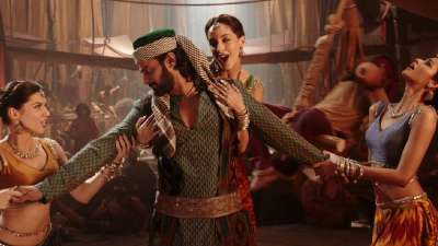 पूरे 10 साल पहले आज ही के दिन यानी 10 जुलाई 2015 को बाहुबली सिनेमाघरों में रिलीज हुई थी। इस फिल्म के रिलीज के बाद साउथ इंडस्ट्री का चेहरा बदल गया और पूरे देश में कहानी हिट हो गई। बाहुबली ने न केवल बॉक्स ऑफिस पर कमाई के मामले में धमाका किया बल्कि इंटरनेशनल सिनेमा की सीमाओं को भी लांघ दिया। ये फिल्म एक ग्लोबल सक्सेस साबित हुई और डायरेक्टर आरएस राजामौली ने भी खूब तारीफें बटोरीं। फिल्म की कहानी दमदार थी और उसके सीन्स भी जबरदस्त थे। फिल्म के कई सीन्स लोगों के जहन में आज भी बसे हुए हैं। लेकिन कम ही लोग जानते हैं कि फिल्म की शूटिंग यूरोप के देश बुल्गेरिया से लेकर महाराष्ट्र के महाबलेश्वर तक में शूट हुए थे। आज फिल्म के 10 साल पूरे होने पर हम बताते हैं बाहुबलि के सीन्स के पीछे की 5 सबसे खूबसूरत लोकेशन्स। पूरे 10 साल पहले आज ही के दिन यानी 10 जुलाई 2015 को बाहुबली सिनेमाघरों में रिलीज हुई थी। इस फिल्म के रिलीज के बाद साउथ इंडस्ट्री का चेहरा बदल गया और पूरे देश में कहानी हिट हो गई। बाहुबली ने न केवल बॉक्स ऑफिस पर कमाई के मामले में धमाका किया बल्कि इंटरनेशनल सिनेमा की सीमाओं को भी लांघ दिया। ये फिल्म एक ग्लोबल सक्सेस साबित हुई और डायरेक्टर आरएस राजामौली ने भी खूब तारीफें बटोरीं। फिल्म की कहानी दमदार थी और उसके सीन्स भी जबरदस्त थे। फिल्म के कई सीन्स लोगों के जहन में आज भी बसे हुए हैं। लेकिन कम ही लोग जानते हैं कि फिल्म की शूटिंग यूरोप के देश बुल्गेरिया से लेकर महाराष्ट्र के महाबलेश्वर तक में शूट हुए थे। आज फिल्म के 10 साल पूरे होने पर हम बताते हैं बाहुबलि के सीन्स के पीछे की 5 सबसे खूबसूरत लोकेशन्स।