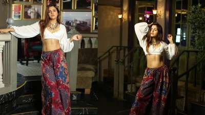 टीवी की दुनिया की मशहूर एक्ट्रेस दलजीत कौर इन दिनों अपने सीरियल 'कैकयी के राम' में व्यस्त हैं। 19 से ज्यादा टीवी सीरियल्स में अपनी एक्टिंग का जलवा दिखा चुकीं दलजीत की निजी जिंदगी काफी तकलीफों से भरी रही है। दलजीत ने 1 नहीं 2 बार दिल टूटने का दंश झेला है। इतना ही नहीं दलजीत अपनी पहली शादी टूटने के बाद 9 साल तक खौफ में जीती रहीं। लेकिन दूसरी शादी भी 10 महीने में ही टूट गई। अब शादी और दिल टूटने से तंग आकर दलजीत ने एक नई शुरुआत की है और जिम ज्वाइन कर लिया है। दलजीत ने हाल ही में अपने इंस्टाग्राम पर इसका एक वीडियो शेयर किया है। जिसमें दलजीत कसरत करती दिख रही हैं। इस वीडियो के साथ दलजीत ने एक भावुक कैप्शन भी लिखा है जिसमें उन्होंने बताया कि जिंदगी की तमाम जद्दोजहद के बीच उन्हों ने जिम से अपने ट्रांसफॉर्मेशन का नया रास्ता चुना है। (फोटो साभार-Instagram@kaurdalljiet) 