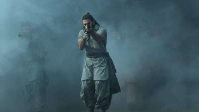 रणवीर सिंह अभिनीत फिल्म 'धुरंधर' इस साल 5 दिसंबर को रिलीज होगी। कमाल के कलाकारों से सजी इस फिल्म का निर्देशन आदित्य धर ने किया है, वही फिल्म निर्माता जिन्होंने अपनी पहली फिल्म 'उरी: द सर्जिकल स्ट्राइक' के लिए प्रशंसा बटोरी थी। हाल ही में फिल्म का पहला लुक लोगों के सामने आया है, जिसमें रणवीर सिंह को नजरअंदाज कर पाना मुश्किल था। इस पहले टीजर में फिल्म की कहानी से जुड़े कई संकेत मिले हैं, चलिए आपको बताते हैं। रणवीर सिंह अभिनीत फिल्म 'धुरंधर' इस साल 5 दिसंबर को रिलीज होगी। कमाल के कलाकारों से सजी इस फिल्म का निर्देशन आदित्य धर ने किया है, वही फिल्म निर्माता जिन्होंने अपनी पहली फिल्म 'उरी: द सर्जिकल स्ट्राइक' के लिए प्रशंसा बटोरी थी। हाल ही में फिल्म का पहला लुक लोगों के सामने आया है, जिसमें रणवीर सिंह को नजरअंदाज कर पाना मुश्किल था। इस पहले टीजर में फिल्म की कहानी से जुड़े कई संकेत मिले हैं, चलिए आपको बताते हैं।