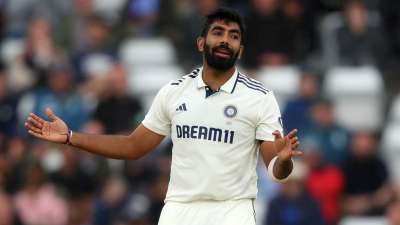 जसप्रीत बुमराह इंग्लैंड में जारी टेस्ट सीरीज में अच्छा प्रदर्शन कर रहे हैं। सीरीज के पहले मैच में उन्होंने पांच विकेट लिया था। इसके बाद तीसरे टेस्ट मैच में भी कुल 7 विकेट चटकाए हैं। वह इंग्लैंड में दूसरे सबसे ज्यादा टेस्ट विकेट लेने वाले भारतीय गेंदबाज बन गए हैं। जसप्रीत बुमराह इंग्लैंड में जारी टेस्ट सीरीज में अच्छा प्रदर्शन कर रहे हैं। सीरीज के पहले मैच में उन्होंने पांच विकेट लिया था। इसके बाद तीसरे टेस्ट मैच में भी कुल 7 विकेट चटकाए हैं। वह इंग्लैंड में दूसरे सबसे ज्यादा टेस्ट विकेट लेने वाले भारतीय गेंदबाज बन गए हैं।