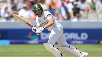 साउथ अफ्रीका की टीम इन दिनों जिम्बाब्वे दौरे पर है। दोनों देशों के बीच दो मैचों की टेस्ट सीरीज का दूसरा मैच बुलावायो में खेला जा रहा है। इस मैच में साउथ अफ्रीका के स्टैंड इन कप्तान वियान मुल्डर ने बल्ले से शानदार प्रदर्शन करते हुए तिहरा शतक लगाया। उनके पास एक टेस्ट पारी में सबसे ज्यादा रन बनाने के मामले में ब्रायन लारा का रिकॉर्ड तोड़ने का मौका था, लेकिन वह ऐसा नहीं कर पाए। मुल्डर इस पारी में 367 रन बनाकर नाबाद लौटे। इस दौरान उन्होंने 49 चौके और 4 छक्के लगाए। इसके साथ ही वह टेस्ट क्रिकेट की एक पारी में सबसे ज्यादा रन बनाने के मामले में टॉप-5 में पहुंच गए हैं।