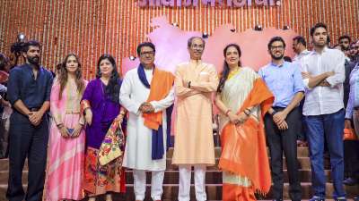 महाराष्ट्र में भाषा विवाद ने 20 साल ठाकरे परिवार को एक मंच पर ला खड़ा कर दिया। मंच पर राज ठाकरे और उद्धव ठाकरे का मिलन मीडिया में सुर्खियां बटोर रहा है। मंच पर दोनों भाइयों का परिवार भी एक साथ नजर आया। महाराष्ट्र में भाषा विवाद ने 20 साल ठाकरे परिवार को एक मंच पर ला खड़ा कर दिया। मंच पर राज ठाकरे और उद्धव ठाकरे का मिलन मीडिया में सुर्खियां बटोर रहा है। मंच पर दोनों भाइयों का परिवार भी एक साथ नजर आया।