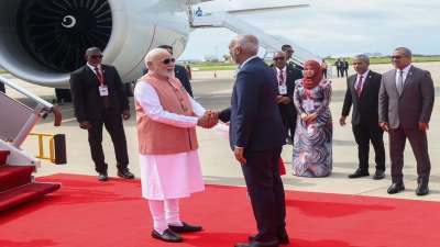 मालदीव के राष्ट्रपति मोहम्मद मुइज्जू ने पीएम मोदी का भव्य स्वागत किया है। पीएम मोदी को लेने मालदीव के राष्ट्रपति मोहम्मद मुइज्जू खुद एयरपोर्ट पहुंचे थे। मुइज्जू के साथ विदेश मंत्री, रक्षा मंत्री, वित्त मंत्री और गृह सुरक्षा मंत्री सहित कई वरिष्ठ नेता मौजूद थे। मालदीव के राष्ट्रपति मोहम्मद मुइज्जू ने पीएम मोदी का भव्य स्वागत किया है। पीएम मोदी को लेने मालदीव के राष्ट्रपति मोहम्मद मुइज्जू खुद एयरपोर्ट पहुंचे थे। मुइज्जू के साथ विदेश मंत्री, रक्षा मंत्री, वित्त मंत्री और गृह सुरक्षा मंत्री सहित कई वरिष्ठ नेता मौजूद थे।