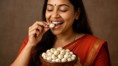 मखाना, एक ऐसा सुपरफूड है जो प्रोटीन, कार्बोहाइड्रेट, फाइबर, पोटेशियम, फाइबर, आयरन और जिंक से भरपूर है। इसमें एंटीऑक्सीडेंट भी होते हैं जो कई स्वास्थ्य समस्याओं से बचाव में मदद कर सकते हैं। चलिए, जानते हैं कि मखाना किन बीमारियों में फायदेमंद है और इसे खाने का सही समय व तरीका क्या है।
मखाना, एक ऐसा सुपरफूड है जो प्रोटीन, कार्बोहाइड्रेट, फाइबर, पोटेशियम, फाइबर, आयरन और जिंक से भरपूर है। इसमें एंटीऑक्सीडेंट भी होते हैं जो कई स्वास्थ्य समस्याओं से बचाव में मदद कर सकते हैं। चलिए, जानते हैं कि मखाना किन बीमारियों में फायदेमंद है और इसे खाने का सही समय व तरीका क्या है।