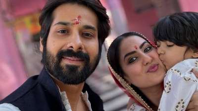 टीवी इंडस्ट्री के पॉपुलर कपल पूजा बनर्जी और कुणाल वर्मा इन दिनों लगातार विवादों में घिरे हुए हैं। अभिनेत्री और उनके एक्टर पति कुणाल वर्मा ने कुछ हफ्तों पहले फैंस को अपने साथ हुई धोखाधड़ी की जानकारी दी थी। इसके ठीक बाद निर्माता श्याम सुंदर डे ने उन पर किडनैपिंग, चीटिंग और जबरन पैसा वसूलने के आरोप लगाते हुए उनके खिलाफ एफआईआर दर्ज करवा दी। अब अभिनेत्री ने इन पूरे विवादों पर खुलकर बात की है। टीवी इंडस्ट्री के पॉपुलर कपल पूजा बनर्जी और कुणाल वर्मा इन दिनों लगातार विवादों में घिरे हुए हैं। अभिनेत्री और उनके एक्टर पति कुणाल वर्मा ने कुछ हफ्तों पहले फैंस को अपने साथ हुई धोखाधड़ी की जानकारी दी थी। इसके ठीक बाद निर्माता श्याम सुंदर डे ने उन पर किडनैपिंग, चीटिंग और जबरन पैसा वसूलने के आरोप लगाते हुए उनके खिलाफ एफआईआर दर्ज करवा दी। अब अभिनेत्री ने इन पूरे विवादों पर खुलकर बात की है।