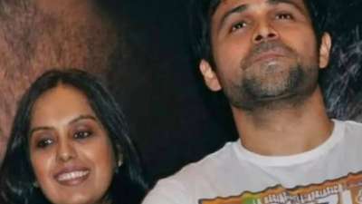बॉलीवुड की सबसे हिट फीमेल राइटर्स में गिनी जाने वाली शुगफ्ता रफीक का जीवन भी किसी फिल्मी कहानी से कम नहीं है। ‘आशिकी-2’, ‘आवारापन’, ‘धोखा’, ‘राज-3’, ‘मर्डर-2’ और ‘जिस्म 2’ जैसी 21 से ज्यादा सुपरहिट बॉलीवुड फिल्मों की कहानियां और डायलॉग लिखने वाली शुगफ्ता ने अपनी जिंदगी में ढेर सारी मुश्किलों का सामना किया, लेकिन कभी हार नहीं मानी। PC: Instagram@writersahiba20 बॉलीवुड की सबसे हिट फीमेल राइटर्स में गिनी जाने वाली शुगफ्ता रफीक का जीवन भी किसी फिल्मी कहानी से कम नहीं है। ‘आशिकी-2’, ‘आवारापन’, ‘धोखा’, ‘राज-3’, ‘मर्डर-2’ और ‘जिस्म 2’ जैसी 21 से ज्यादा सुपरहिट बॉलीवुड फिल्मों की कहानियां और डायलॉग लिखने वाली शुगफ्ता ने अपनी जिंदगी में ढेर सारी मुश्किलों का सामना किया, लेकिन कभी हार नहीं मानी। PC: Instagram@writersahiba20