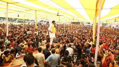 जन सुराज पार्टी के नेता प्रशांत किशोर (पीके) ने बुधवार को लालू यादव के गढ़ सीतामढ़ी में विशाल जनसभा की। जनसभा को पीके ने संबोधित भी किया। इस दौरान उन्होंने जनता से अपने बच्चों के नाम पर वोट देने की अपील की। जन सुराज पार्टी के नेता प्रशांत किशोर (पीके) ने बुधवार को लालू यादव के गढ़ सीतामढ़ी में विशाल जनसभा की। जनसभा को पीके ने संबोधित भी किया। इस दौरान उन्होंने जनता से अपने बच्चों के नाम पर वोट देने की अपील की।