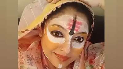 सावन के महीने को पावन महीना माना जाता है और इस दौरान मांसाहार का सेवन अशुभ माना गया है। लेकिन, हाल ही में बॉलीवुड एक्ट्रेस तनुश्री दत्ता ने एक ऐसा वीडियो शेयर किया, जिसने सोशल मीडिया यूजर्स का पारा हाई कर दिया। एक्ट्रेस ने अपनी इंस्टाग्राम स्टोरी पर व्रत के बाद मटन खाते हुए वीडियो शेयर किया है। इसी के साथ वह सावन में मांसाहार के सेवन का प्रचार करती दिखीं, जिसे लेकर सोशल मीडिया यूजर्स उनसे नाराज हो गए। सावन के महीने को पावन महीना माना जाता है और इस दौरान मांसाहार का सेवन अशुभ माना गया है। लेकिन, हाल ही में बॉलीवुड एक्ट्रेस तनुश्री दत्ता ने एक ऐसा वीडियो शेयर किया, जिसने सोशल मीडिया यूजर्स का पारा हाई कर दिया। एक्ट्रेस ने अपनी इंस्टाग्राम स्टोरी पर व्रत के बाद मटन खाते हुए वीडियो शेयर किया है। इसी के साथ वह सावन में मांसाहार के सेवन का प्रचार करती दिखीं, जिसे लेकर सोशल मीडिया यूजर्स उनसे नाराज हो गए।