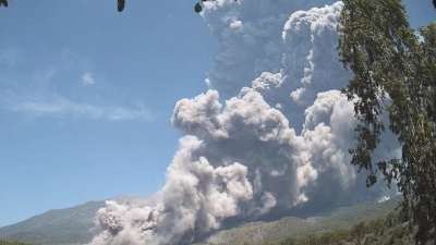 इंडोनेशिया में धधकता ज्वालामुखी माउंट लेवोटोबी लाकी लाकी सोमवार को फट पड़ा, जिससे आसमान में लगभग 18 किलोमीटर की ऊंचाई तक राख का गुबार फैल गया और आसपास के गांवों पर भी राख जम गई। 