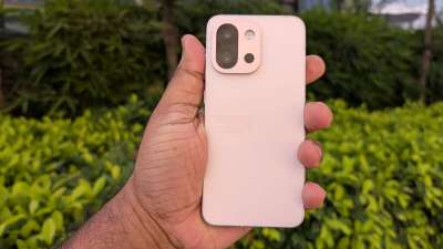 OnePlus 13s की कीमत में भारी कटौती की गई है। हाल ही में लॉन्च हुआ वनप्लस का यह कॉम्पैक्ट फ्लैगशिप फोन लॉन्च प्राइस से हजारों रुपये सस्ते में मिलेगा। ई-कॉमर्स वेबसाइट Amazon और कंपनी की आधिकारिक स्टोर पर आप इस फ्लैगशिप फोन को सस्ते में खरीद सकते हैं। फोन की खरीद पर इंस्टैंट बैंक डिस्काउंट और एक्सचेंज ऑफर का लाभ मिल रहा है। OnePlus 13s की कीमत में भारी कटौती की गई है। हाल ही में लॉन्च हुआ वनप्लस का यह कॉम्पैक्ट फ्लैगशिप फोन लॉन्च प्राइस से हजारों रुपये सस्ते में मिलेगा। ई-कॉमर्स वेबसाइट Amazon और कंपनी की आधिकारिक स्टोर पर आप इस फ्लैगशिप फोन को सस्ते में खरीद सकते हैं। फोन की खरीद पर इंस्टैंट बैंक डिस्काउंट और एक्सचेंज ऑफर का लाभ मिल रहा है।