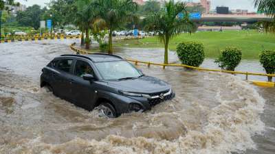 दिल्ली में सुबह से हो रही तेज बारिश ने भले ही गर्मी से राहत दी हो लेकिन लोगों की मुसीबत भी बढ़ा दी है। दिल्ली के कई इलाकों में सड़कों पर कई फीट तक पानी भर गया है।