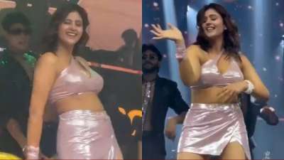 सोशल मीडिया पर अपने लटकों-झटकों और कातिलाना डांस से फेमस हुईं वायरल गर्ल अंजलि अरोड़ा ने कंगना रनौत के रियालिटी शो लॉकअप में भी शिरकत की थी। वायरल होने के बाद इन्फ्लुएंसर से एक्ट्रेस बनीं अंजलि अरोड़ा अक्सर ही इंस्टाग्राम पर अपनी तस्वीरें शेयर करती रहती हैं। लेकिन हाल ही में अंजलि का एक वीडियो वायरल हो रहा है। जिसमें अंजलि कथित तौर पर थाईलैंड के एक क्लब में डांस करती हुई नजर आ रही हैं। अब इसका वीडियो वायरल हो रहा है और लोग अपनी प्रतिक्रिया दे रहे हैं। (फोटो साभार-Instagram@anjimaxuofficially)
सोशल मीडिया पर अपने लटकों-झटकों और कातिलाना डांस से फेमस हुईं वायरल गर्ल अंजलि अरोड़ा ने कंगना रनौत के रियालिटी शो लॉकअप में भी शिरकत की थी। वायरल होने के बाद इन्फ्लुएंसर से एक्ट्रेस बनीं अंजलि अरोड़ा अक्सर ही इंस्टाग्राम पर अपनी तस्वीरें शेयर करती रहती हैं। लेकिन हाल ही में अंजलि का एक वीडियो वायरल हो रहा है। जिसमें अंजलि कथित तौर पर थाईलैंड के एक क्लब में डांस करती हुई नजर आ रही हैं। अब इसका वीडियो वायरल हो रहा है और लोग अपनी प्रतिक्रिया दे रहे हैं। (फोटो साभार-Instagram@anjimaxuofficially)