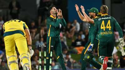ICC ने ताजा ODI रैंकिंग का ऐलान कर दिया है। गेंदबाजों की ODI रैंकिंग में बड़ा बदलाव हुआ है। शीर्ष पर संयुक्त रुप से 2 गेंदबाजों का कब्जा हो गया है। टॉप-10 गेंदबाजों में 2 भारतीय शुमार हैं। आइए जानते हैं गेंदबाजों की ICC ODI में किस पायदान पर कौन सा बॉलर... ICC ने ताजा ODI रैंकिंग का ऐलान कर दिया है। गेंदबाजों की ODI रैंकिंग में बड़ा बदलाव हुआ है। शीर्ष पर संयुक्त रुप से 2 गेंदबाजों का कब्जा हो गया है। टॉप-10 गेंदबाजों में 2 भारतीय शुमार हैं। आइए जानते हैं गेंदबाजों की ICC ODI में किस पायदान पर कौन सा बॉलर...