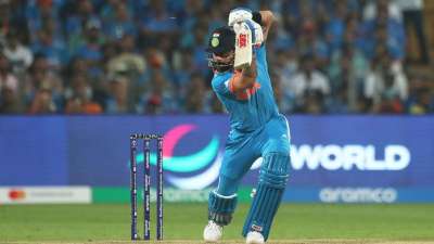 वनडे क्रिकेट में सबसे तेज 10000 रन बनाने वाले बल्लेबाजों की बात करें तो वहां टीम इंडिया के दिग्गज बल्लेबाज विराट कोहली का नाम टॉप पर है। उन्होंने 205 पारियों में 10000 रन पूरे किए थे। उन्होंने ये उपलब्धि वेस्टइंडीज के खिलाफ 2018 में विशाखापट्टनम में हासिल की थी। वनडे क्रिकेट में सबसे तेज 10000 रन बनाने वाले बल्लेबाजों की बात करें तो वहां टीम इंडिया के दिग्गज बल्लेबाज विराट कोहली का नाम टॉप पर है। उन्होंने 205 पारियों में 10000 रन पूरे किए थे। उन्होंने ये उपलब्धि वेस्टइंडीज के खिलाफ 2018 में विशाखापट्टनम में हासिल की थी।