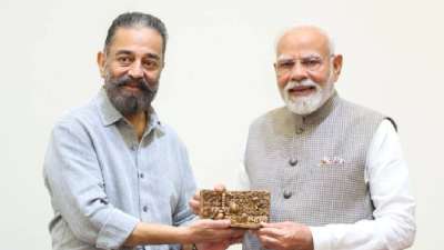 राज्यसभा सांसद और अभिनेता कमल हासन ने गुरुवार को राष्ट्रीय राजधानी में प्रधानमंत्री नरेंद्र मोदी से मुलाकात की और उनसे कीलाडी की प्राचीनता को मान्यता दिलाने में तेजी लाने का अनुरोध किया। पिछले महीने राज्यसभा सदस्य के रूप में शपथ लेने के बाद कमल हासन ने प्रधानमंत्री के साथ अपनी पहली मुलाकात की कई तस्वीरें एक्स पर साझा कीं। अपने पोस्ट में उन्होंने कहा कि प्रधानमंत्री से मिलना उनके लिए सम्मान की बात थी और इस अवसर पर उन्होंने तमिलनाडु के लोगों की प्रमुख चिंताओं से उन्हें अवगत कराया। (फोटो साभार-X@kamalhaasan) राज्यसभा सांसद और अभिनेता कमल हासन ने गुरुवार को राष्ट्रीय राजधानी में प्रधानमंत्री नरेंद्र मोदी से मुलाकात की और उनसे कीलाडी की प्राचीनता को मान्यता दिलाने में तेजी लाने का अनुरोध किया। पिछले महीने राज्यसभा सदस्य के रूप में शपथ लेने के बाद कमल हासन ने प्रधानमंत्री के साथ अपनी पहली मुलाकात की कई तस्वीरें एक्स पर साझा कीं। अपने पोस्ट में उन्होंने कहा कि प्रधानमंत्री से मिलना उनके लिए सम्मान की बात थी और इस अवसर पर उन्होंने तमिलनाडु के लोगों की प्रमुख चिंताओं से उन्हें अवगत कराया। (फोटो साभार-X@kamalhaasan)