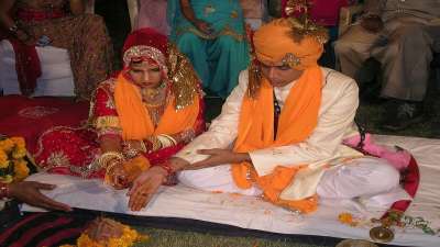 इतिहास में सबसे पहले शादी किसने की, इस बारे में तो ठीक ठीक जानकारी नहीं है क्योंकि शादी की अवधारणा सदियों पुरानी है और इसका कोई लिखित रिकॉर्ड नहीं है। शादी की शुरुआत किसी एक दिन या जगह पर नहीं हुई, बल्कि यह मानव समाज के विकास के साथ धीरे-धीरे विकसित हुई।
इतिहास में सबसे पहले शादी किसने की, इस बारे में तो ठीक ठीक जानकारी नहीं है क्योंकि शादी की अवधारणा सदियों पुरानी है और इसका कोई लिखित रिकॉर्ड नहीं है। शादी की शुरुआत किसी एक दिन या जगह पर नहीं हुई, बल्कि यह मानव समाज के विकास के साथ धीरे-धीरे विकसित हुई।