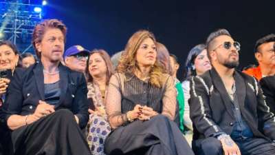 गायक मीका सिंह हमेशा से बॉलीवुड सुपरस्टार शाहरुख खान के बारे में अपनी कहानियों में हास्य और स्नेह का तड़का लगाते आए हैं। ऐसा ही एक किस्सा जो सालों से उनके साथ रहा है, हाल ही में गलता इंडिया के साथ बातचीत के दौरान फिर से सामने आया। मीका ने हाथ जोड़कर और एक चंचल मुस्कान के साथ, शाहरुख से एक बार फिर सार्वजनिक रूप से अपील की कि वे अपना वादा पूरा करें। (फोटो साभार-Instagram@mikasingh) 