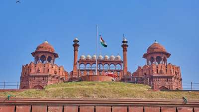 भारत का दिल कही जाने वाली दिल्ली सांस्कृतिक और धार्मिक रूप से समृद्ध शहर है। यहां विभिन्न धर्मों के लोग सद्भाव के साथ रहते हैं। दिल्ली की जनसंख्या में हिंदू, मुस्लिम, ईसाई, सिख, बौद्ध, जैन और अन्य कई धर्मों के अनुयायी शामिल हैं। यह धार्मिक विविधता दिल्ली की संस्कृति, परंपराओं और त्योहारों को जीवंत बनाती है। आज हम आपको बताएंगे कि दिल्ली की जनसंख्या में किस धर्म को मानने वाले कितने प्रतिशत हैं। भारत का दिल कही जाने वाली दिल्ली सांस्कृतिक और धार्मिक रूप से समृद्ध शहर है। यहां विभिन्न धर्मों के लोग सद्भाव के साथ रहते हैं। दिल्ली की जनसंख्या में हिंदू, मुस्लिम, ईसाई, सिख, बौद्ध, जैन और अन्य कई धर्मों के अनुयायी शामिल हैं। यह धार्मिक विविधता दिल्ली की संस्कृति, परंपराओं और त्योहारों को जीवंत बनाती है। आज हम आपको बताएंगे कि दिल्ली की जनसंख्या में किस धर्म को मानने वाले कितने प्रतिशत हैं।