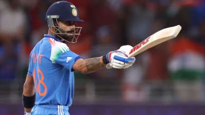 वनडे क्रिकेट में सबसे ज्यादा रन बनाने वाले बल्लेबाज तो सचिन तेंदुलकर हैं। ये बात तो आपको पता ही है, लेकिन क्या आपको पता है कि इसके बाद कौन से बल्लेबाज हैं। हम आपको टॉप 5 बल्लेबाजों के बारे में बता रहे हैं, इसमें विराट कोहली तीसरे नंबर पर आते हैं। 