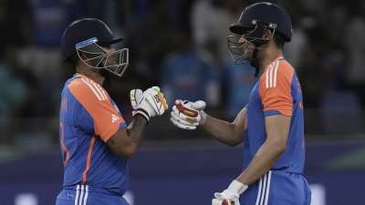 टी20 इंटरनेशनल की शुरुआत होने के बाद से इसे फैंस ने काफी पसंद किया है। इस फॉर्मेट को बल्लेबाजों के मुफीद माना गया जिसमें गेंदबाजों के लिए खुद को बचाना आसान काम नहीं था। वहीं मौजूदा समय में देखा जाए तो अब टी20 इंटरनेशनल में टीमें 200 से अधिक रन बनाने के बाद भी खुद की जीत को सुनिश्चित नहीं मान सकती हैं। हम आपको टी20 इंटरनेशनल में अभी तक सबसे ज्यादा मैच खेलने वाली टॉप-5 टीमों के बारे में बताने जा रहे हैं, जिसमें पहले दो स्थान पर एशियाई टीमों का कब्जा है। टी20 इंटरनेशनल की शुरुआत होने के बाद से इसे फैंस ने काफी पसंद किया है। इस फॉर्मेट को बल्लेबाजों के मुफीद माना गया जिसमें गेंदबाजों के लिए खुद को बचाना आसान काम नहीं था। वहीं मौजूदा समय में देखा जाए तो अब टी20 इंटरनेशनल में टीमें 200 से अधिक रन बनाने के बाद भी खुद की जीत को सुनिश्चित नहीं मान सकती हैं। हम आपको टी20 इंटरनेशनल में अभी तक सबसे ज्यादा मैच खेलने वाली टॉप-5 टीमों के बारे में बताने जा रहे हैं, जिसमें पहले दो स्थान पर एशियाई टीमों का कब्जा है।
