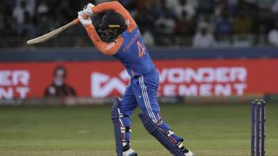भारतीय टीम अभी सूर्यकुमार यादव की कप्तानी में एशिया कप 2025 टूर्नामेंट में खेल रही है, जिसमें कई प्लेयर्स के प्रदर्शन पर नजरें रहने वाली हैं। अगले साल होने वाले टी20 वर्ल्ड कप को ध्यान रखते हुए टीम इंडिया के पास तैयारी के लिए अधिक समय नहीं बचा है, ऐसे में बल्लेबाजों का फॉर्म काफी अहम माना जा रहा है। हम आपको साल 2025 में अब तक टी20 इंटरनेशनल में भारतीय टीम के लिए सर्वाधिक रन बनाने वाले टॉप-5 खिलाड़ियों के बारे में बताने जा रहे हैं। भारतीय टीम अभी सूर्यकुमार यादव की कप्तानी में एशिया कप 2025 टूर्नामेंट में खेल रही है, जिसमें कई प्लेयर्स के प्रदर्शन पर नजरें रहने वाली हैं। अगले साल होने वाले टी20 वर्ल्ड कप को ध्यान रखते हुए टीम इंडिया के पास तैयारी के लिए अधिक समय नहीं बचा है, ऐसे में बल्लेबाजों का फॉर्म काफी अहम माना जा रहा है। हम आपको साल 2025 में अब तक टी20 इंटरनेशनल में भारतीय टीम के लिए सर्वाधिक रन बनाने वाले टॉप-5 खिलाड़ियों के बारे में बताने जा रहे हैं।