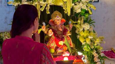 बॉलीवुड की दुनिया में कई ऐसी अदाकारे रही हैं, जिन्होंने अपने दमदार अभिनय और खास किरदारों से दर्शकों के दिलों पर गहरा असर छोड़ा है। 80 और 90 के दशक में फिल्मों का क्रेज कुछ अलग ही था और उस दौर की कुछ अभिनेत्रियां ऐसी थीं जिनकी लोकप्रियता इतनी ज्यादा होती थी कि उनके फैंस की दीवानगी की हदें पार हो जाती थीं। कई बार ऐसा भी देखा गया कि कुछ फैंस अपने पसंदीदा स्टार्स को इस कदर परेशान करते थे कि वे उनके लिए खतरा बन जाते थे। ऐसे कई किस्से सुनने और देखने को मिले, लेकिन आज हम बात करने जा रहे हैं उस दौर की एक ऐसी अभिनेत्री की, जिसने न सिर्फ अपने अभिनय से लोगों को दीवाना बनाया, बल्कि जिनके साथ कई भयावह घटनाएं भी घटीं। बॉलीवुड की दुनिया में कई ऐसी अदाकारे रही हैं, जिन्होंने अपने दमदार अभिनय और खास किरदारों से दर्शकों के दिलों पर गहरा असर छोड़ा है। 80 और 90 के दशक में फिल्मों का क्रेज कुछ अलग ही था और उस दौर की कुछ अभिनेत्रियां ऐसी थीं जिनकी लोकप्रियता इतनी ज्यादा होती थी कि उनके फैंस की दीवानगी की हदें पार हो जाती थीं। कई बार ऐसा भी देखा गया कि कुछ फैंस अपने पसंदीदा स्टार्स को इस कदर परेशान करते थे कि वे उनके लिए खतरा बन जाते थे। ऐसे कई किस्से सुनने और देखने को मिले, लेकिन आज हम बात करने जा रहे हैं उस दौर की एक ऐसी अभिनेत्री की, जिसने न सिर्फ अपने अभिनय से लोगों को दीवाना बनाया, बल्कि जिनके साथ कई भयावह घटनाएं भी घटीं।