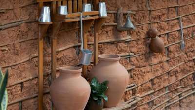 Clay Pot Direction for Positive Energy: एक साधारण सा लगने वाला मिट्टी का घड़ा भी आपके जीवन में सुख और समृद्धि का आधार बन सकता है। वास्तु शास्त्र के अनुसार, अगर मटके को सही स्थान पर रखा जाए, तो यह पारिवारिक माहौल बेहतर होता है। साथ ही स्वास्थ्य लाभ और मानसिक शांति भी मिलती है। जानिए मिट्टी के घड़े को किस दिशा में रखना चाहिए।
Clay Pot Direction for Positive Energy: एक साधारण सा लगने वाला मिट्टी का घड़ा भी आपके जीवन में सुख और समृद्धि का आधार बन सकता है। वास्तु शास्त्र के अनुसार, अगर मटके को सही स्थान पर रखा जाए, तो यह पारिवारिक माहौल बेहतर होता है। साथ ही स्वास्थ्य लाभ और मानसिक शांति भी मिलती है। जानिए मिट्टी के घड़े को किस दिशा में रखना चाहिए।