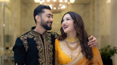 अभिनेत्री गौहर खान और उनके पति जैद दरबार ने 1 सितंबर 2025 को अपने दूसरे बच्चे का स्वागत किया। खुशी की इस खास खबर को उन्होंने हफ्तों बाद इंस्टाग्राम पर साझा करते हुए अपने बेटे का नाम &lsquo;फरवान&rsquo; बताया। इससे पहले यह जोड़ा अपने दो साल के बेटे जेहान के माता-पिता थे। अब फरवान के जन्म के साथ परिवार में दो नन्हे-मुन्ने सदस्य हो गए हैं। गौहर और जैद ने सोशल मीडिया पर फरवान का परिचय बड़ी ही प्यारी तरीके से करवाया, जहां उन्होंने जेहान को फरवान का हाथ पकड़ते हुए दिखाया, जो इस नए बंधन और भाईचारे की खूबसूरत तस्वीर है।