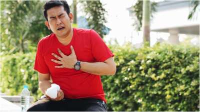 डॉ निमित सी शाह, कंसल्टेंट इंटरवेंशनल कार्डियोलॉजिस्ट,सैफी अस्पताल, मुंबई ने बताया कि ज्यादा एक्सरसाइज के साथ आराम में कमी और रिकवरी पीरियड कई बार गंभीर मेडिकल कंडीशन पैदा कर सकती है। फिटनेस के लिए एक्सरसाइज जरूरी है लेकिन एक्सरसाइज के वक्त ऐसे लक्षण दिखाई दें तो रुक जाना चाहिए और डॉक्टर की सलाह जरूर लें। डॉ निमित सी शाह, कंसल्टेंट इंटरवेंशनल कार्डियोलॉजिस्ट,सैफी अस्पताल, मुंबई ने बताया कि ज्यादा एक्सरसाइज के साथ आराम में कमी और रिकवरी पीरियड कई बार गंभीर मेडिकल कंडीशन पैदा कर सकती है। फिटनेस के लिए एक्सरसाइज जरूरी है लेकिन एक्सरसाइज के वक्त ऐसे लक्षण दिखाई दें तो रुक जाना चाहिए और डॉक्टर की सलाह जरूर लें।