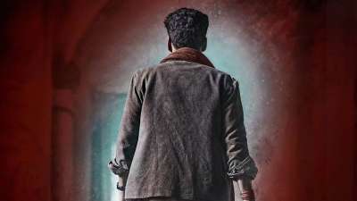 बॉलीवुड के बेहतरीन कलाकारों की बात हो और उसमें मनोज बाजपेयी का नाम न आए, ऐसा हो ही नहीं सकता। वे उन गिने-चुने अभिनेताओं में से एक हैं जो कमर्शियल सक्सेस से ज्यादा कंटेंट को अहमियत देते हैं। जहां उनके समकालीन एक्टर्स मेनस्ट्रीम मसाला फिल्मों में काम कर शोहरत कमा रहे थे, वहीं मनोज बाजपेयी ने हमेशा हटके और दमदार कहानियों को चुना। यही वजह है कि आज उन्हें कंटेंट का किंग कहा जाता है। वो ओटीटी से लेकर बड़े पर्दे पर हर जगह छाए हुए हैं, लेकिन आज हम आपको उनकी पर्सन लाइफ के बारे में बताएंगे। बॉलीवुड के बेहतरीन कलाकारों की बात हो और उसमें मनोज बाजपेयी का नाम न आए, ऐसा हो ही नहीं सकता। वे उन गिने-चुने अभिनेताओं में से एक हैं जो कमर्शियल सक्सेस से ज्यादा कंटेंट को अहमियत देते हैं। जहां उनके समकालीन एक्टर्स मेनस्ट्रीम मसाला फिल्मों में काम कर शोहरत कमा रहे थे, वहीं मनोज बाजपेयी ने हमेशा हटके और दमदार कहानियों को चुना। यही वजह है कि आज उन्हें कंटेंट का किंग कहा जाता है। वो ओटीटी से लेकर बड़े पर्दे पर हर जगह छाए हुए हैं, लेकिन आज हम आपको उनकी पर्सन लाइफ के बारे में बताएंगे।