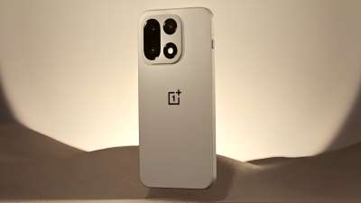OnePlus 15 launch date: टेक लवर्स के लिए बड़ी खुशखबरी है. लंबे इंतजार के बाद वनप्लस (OnePlus) ने अपने नए फ्लैगशिप स्मार्टफोन वनप्लस 15 का ऐलान कर दिया है। हाल ही में हवाई (Hawaii) में आयोजित स्नैपड्रैगन समिट 2025 में कंपनी ने खुलासा किया कि वनप्लस 15 दुनिया का पहला स्मार्टफोन होगा, जिसमें Qualcomm का लेटेस्ट स्नैपड्रैगन 8 एलीट जेन 5 प्रोसेसर मिलेगा। इस घोषणा के बाद से ही स्मार्टफोन मार्केट में जबरदस्त चर्चा शुरू हो गई है। OnePlus 15 launch date: टेक लवर्स के लिए बड़ी खुशखबरी है. लंबे इंतजार के बाद वनप्लस (OnePlus) ने अपने नए फ्लैगशिप स्मार्टफोन वनप्लस 15 का ऐलान कर दिया है। हाल ही में हवाई (Hawaii) में आयोजित स्नैपड्रैगन समिट 2025 में कंपनी ने खुलासा किया कि वनप्लस 15 दुनिया का पहला स्मार्टफोन होगा, जिसमें Qualcomm का लेटेस्ट स्नैपड्रैगन 8 एलीट जेन 5 प्रोसेसर मिलेगा। इस घोषणा के बाद से ही स्मार्टफोन मार्केट में जबरदस्त चर्चा शुरू हो गई है।