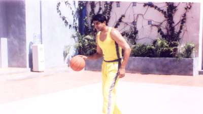 90 के दशक में हैंडसम हंक हीरो रहे रजत बेदी ने हाल ही में आर्यन खान की सीरीज बैड्स ऑफ बॉलीवुड में कमाल का किरदार निभाया है। इस किरदार में रजत बेदी ने लोगों का दिल जीता है। आर्यन खान की सीरीज में रजत बेदी ने एक फ्लॉप एक्टर का किरदार निभाया है। लेकिन कम ही लोग जानते हैं कि कभी ऋतिक रोशन को टक्कर देने वाले इस एक्टर के करियर की कहानी काफी हद तक उनके ऑनस्क्रीन किरदार से मिलती-जुलती रही है। (फोटो साभार-Instagram@rajatbedi24) 