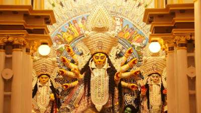 Sindoor Khela Utsav: हिंदू धर्म में नवरात्रि और दुर्गा पूजा का बेहद खास महत्व होता है। इन दिनों शक्ति की आराधना करके साधक उन्हें प्रसन्न करते हैं। नौ दिनों में माता रानी के नौ अलग-अलग रूपों की पूजा की जाती है।
Sindoor Khela Utsav: हिंदू धर्म में नवरात्रि और दुर्गा पूजा का बेहद खास महत्व होता है। इन दिनों शक्ति की आराधना करके साधक उन्हें प्रसन्न करते हैं। नौ दिनों में माता रानी के नौ अलग-अलग रूपों की पूजा की जाती है।