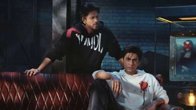 आर्यन खान अब सिर्फ शाहरुख खान के बेटे के तौर पर नहीं पहचाने जाते, बल्कि वे अपनी बहुचर्चित निर्देशन वाली पहली वेब सीरीज ‘द बैड्स ऑफ बॉलीवुड’ से मनोरंजन जगत में अपनी अलग पहचान बनाने के लिए पूरी तरह तैयार हैं। ग्लोबल परिवेश में पले-बढ़े और भाषाओं का गहरा ज्ञान रखने वाले आर्यन ने फिल्म निर्माण में भी विशेष प्रशिक्षण प्राप्त किया है, जिससे वे अब इंडस्ट्री में एक नए निर्माता-निर्देशक के रूप में उभर कर सामने आए हैं।
आर्यन खान अब सिर्फ शाहरुख खान के बेटे के तौर पर नहीं पहचाने जाते, बल्कि वे अपनी बहुचर्चित निर्देशन वाली पहली वेब सीरीज ‘द बैड्स ऑफ बॉलीवुड’ से मनोरंजन जगत में अपनी अलग पहचान बनाने के लिए पूरी तरह तैयार हैं। ग्लोबल परिवेश में पले-बढ़े और भाषाओं का गहरा ज्ञान रखने वाले आर्यन ने फिल्म निर्माण में भी विशेष प्रशिक्षण प्राप्त किया है, जिससे वे अब इंडस्ट्री में एक नए निर्माता-निर्देशक के रूप में उभर कर सामने आए हैं।
