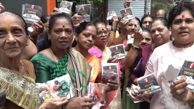 शिवसेना (यूबीटी) की महिला शाखा ने भारत-पाकिस्तान एशिया कप मैच के खिलाफ गिरगांव में विरोध प्रदर्शन किया। इस दौरान महिलाओं ने चूड़ियां भी दिखाई। शिवसेना (यूबीटी) की महिला शाखा ने भारत-पाकिस्तान एशिया कप मैच के खिलाफ गिरगांव में विरोध प्रदर्शन किया। इस दौरान महिलाओं ने चूड़ियां भी दिखाई।