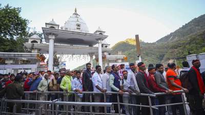 जम्मू-कश्मीर के रियासी जिले में स्थित माता वैष्णो देवी मंदिर की पवित्र यात्रा, जो पिछले 16 दिनों से बंद थी, अब 14 सितंबर यानी कि रविवार से फिर शुरू होने की उम्मीद है। यह फैसला मौसम के अनुकूल होने पर लिया जाएगा। जम्मू-कश्मीर के रियासी जिले में स्थित माता वैष्णो देवी मंदिर की पवित्र यात्रा, जो पिछले 16 दिनों से बंद थी, अब 14 सितंबर यानी कि रविवार से फिर शुरू होने की उम्मीद है। यह फैसला मौसम के अनुकूल होने पर लिया जाएगा।