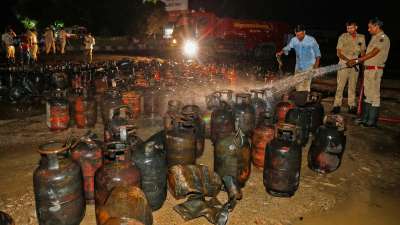 राजस्थान में जयपुर-अजमेर हाईवे पर बड़ा हादसा हुआ। सावरदा पुलिया के पास खड़े गैस सिलेंडर से भरे ट्रक को पीछे से एक टैंकर ने टक्कर मार दी जिससे भीषण आग लग गई। ट्रक में रखे सिलेंडर में एक-एक कर धमाके होने लगे जिससे अफरा-तफरी मच गई।