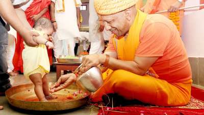 मुख्यमंत्री योगी आदित्यनाथ ने बुधवार को शारदीय नवरात्र की महानवमी के अवसर पर गोरक्षपीठ की परंपरा के अनुरूप गोरखनाथ मंदिर में कन्या पूजन किया। इस अवसर पर गोरक्षपीठाधीश्वर योगी आदित्यनाथ ने नौ दुर्गा स्वरूपा कुंवारी कन्याओं के चरण पखारे, विधि-विधान से उनका पूजन किया, उन्हें चुनरी ओढ़ाई, आरती उतारी, श्रद्धापूर्वक भोजन कराया और दक्षिणा तथा उपहार देकर उनका आशीर्वाद प्राप्त किया। मुख्यमंत्री योगी आदित्यनाथ ने बुधवार को शारदीय नवरात्र की महानवमी के अवसर पर गोरक्षपीठ की परंपरा के अनुरूप गोरखनाथ मंदिर में कन्या पूजन किया। इस अवसर पर गोरक्षपीठाधीश्वर योगी आदित्यनाथ ने नौ दुर्गा स्वरूपा कुंवारी कन्याओं के चरण पखारे, विधि-विधान से उनका पूजन किया, उन्हें चुनरी ओढ़ाई, आरती उतारी, श्रद्धापूर्वक भोजन कराया और दक्षिणा तथा उपहार देकर उनका आशीर्वाद प्राप्त किया।