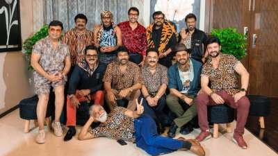 भारतीय सिनेमा के 80 के दशक के दिग्गज कलाकारों का एनुअल रीयूनियन समारोह एक बार फिर से सुर्खियों में है। चिरंजीवी, जैकी श्रॉफ, शोभना, रेवती, राम्या कृष्णन और वेंकटेश दग्गुबाती जैसे सितारों ने तीन साल के लंबे अंतराल के बाद एक बार फिर साथ मिलकर पुरानी यादों को ताजा किया। हर साल लोगों को इस मिलन समारोह का इंतजार रहता था और इस बार चेन्नई स्थित अभिनेता-निर्देशक राजकुमार सेतुपति और श्रीप्रिया के घर आयोजित हुआ, जहां सितारों की महफिल ने बीते जमाने की खुशबू फिर से जगा दी। इस खास मौके की अब कई तस्वीरें सामने आ चुकी हैं जो सोशल मीडिया पर छाई हुई हैं। भारतीय सिनेमा के 80 के दशक के दिग्गज कलाकारों का एनुअल रीयूनियन समारोह एक बार फिर से सुर्खियों में है। चिरंजीवी, जैकी श्रॉफ, शोभना, रेवती, राम्या कृष्णन और वेंकटेश दग्गुबाती जैसे सितारों ने तीन साल के लंबे अंतराल के बाद एक बार फिर साथ मिलकर पुरानी यादों को ताजा किया। हर साल लोगों को इस मिलन समारोह का इंतजार रहता था और इस बार चेन्नई स्थित अभिनेता-निर्देशक राजकुमार सेतुपति और श्रीप्रिया के घर आयोजित हुआ, जहां सितारों की महफिल ने बीते जमाने की खुशबू फिर से जगा दी। इस खास मौके की अब कई तस्वीरें सामने आ चुकी हैं जो सोशल मीडिया पर छाई हुई हैं।