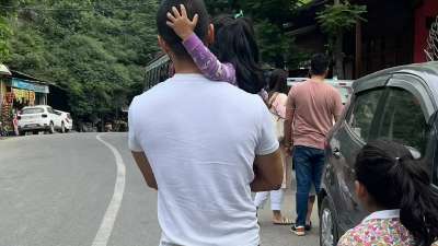 आज-कल जहां स्टार्स की छोटी से छोटी बात फैंस की नजरों से बच नहीं पाती है, वहीं एक समय था जब स्टार्स की शादी तक की लोगों को भनक नहीं लगती थी। यहां तक की एक दशक पहले तक भी स्टार्स के लिए अपनी प्राइवेसी बनाए रखना आसान था। अब टीवी कपल गुरमीत चौधरी और देबिना बनर्जी को ही ले लीजिए, जो 2011 में शादी के बंधन में बंध गए थे, लेकिन किसी को कानों-कान इनकी शादी की भनक नहीं लगी थी।