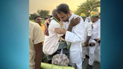 परिवार और पार्टी से निकाले जाने के बाद लालू यादव के बड़े बेटे तेज प्रताप यादव महुआ सीट से चुनाव लड़ रहे हैं। तेज प्रताप का अब आरजेडी से कोई रिश्ता नहीं है और वह जनशक्ति जनता दल नाम की पार्टी बनाकर चुनाव लड़ रहे हैं। जनशक्ति जनता दल के अध्यक्ष तेज प्रताप ने कई सीटों पर अपने उम्मीदवार भी उतारा है। परिवार और पार्टी से निकाले जाने के बाद लालू यादव के बड़े बेटे तेज प्रताप यादव महुआ सीट से चुनाव लड़ रहे हैं। तेज प्रताप का अब आरजेडी से कोई रिश्ता नहीं है और वह जनशक्ति जनता दल नाम की पार्टी बनाकर चुनाव लड़ रहे हैं। जनशक्ति जनता दल के अध्यक्ष तेज प्रताप ने कई सीटों पर अपने उम्मीदवार भी उतारा है।