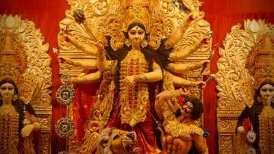 Dussehra Mistakes: आश्विन माह के शुक्ल पक्ष की दशमी तिथि पर दशहरा का पर्व मनाया जाएगा। बुराई पर अच्छाई की जीत का पर्व विजयादशमी कहलाती है, क्योंकि इसी दिन मां दुर्गा ने राक्षस महिषासुर का वध किया था। यह पर्व पूरे देश में धूमधाम से मनाते हैं। इस दिन रावण दहन के साथ ही पर्व की समाप्ति होती है।
Dussehra Mistakes: आश्विन माह के शुक्ल पक्ष की दशमी तिथि पर दशहरा का पर्व मनाया जाएगा। बुराई पर अच्छाई की जीत का पर्व विजयादशमी कहलाती है, क्योंकि इसी दिन मां दुर्गा ने राक्षस महिषासुर का वध किया था। यह पर्व पूरे देश में धूमधाम से मनाते हैं। इस दिन रावण दहन के साथ ही पर्व की समाप्ति होती है।