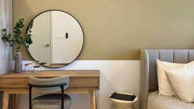 Mirror Vastu Tips: घर को सुंदर बनाने के लिए हम बहुत साज-सजावट करते हैं। क्योंकि हर किसी की ख्वाहिश होती है कि घर सुंदर होने के साथ-साथ उसमें सकारात्मक ऊर्जा और खुशहाली बनी रहे। ऐसे में घर को व्यवस्थित करते या सजाने से पहले वास्तु के नियमों के बारे में पता होना बहुत जरूरी है। आज हम आपको बताएंगे की वास्तु शास्त्र के हिसाब से घर में आईना किस तरह से लगाना चाहिए।
Mirror Vastu Tips: घर को सुंदर बनाने के लिए हम बहुत साज-सजावट करते हैं। क्योंकि हर किसी की ख्वाहिश होती है कि घर सुंदर होने के साथ-साथ उसमें सकारात्मक ऊर्जा और खुशहाली बनी रहे। ऐसे में घर को व्यवस्थित करते या सजाने से पहले वास्तु के नियमों के बारे में पता होना बहुत जरूरी है। आज हम आपको बताएंगे की वास्तु शास्त्र के हिसाब से घर में आईना किस तरह से लगाना चाहिए।
