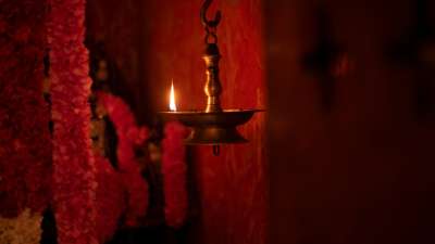 दशहरा पर्व पूरे देश भर में धूमधाम से मनाया जा रहा है। यह दिन बुराई पर अच्छाई की जीत का प्रतीक तो है ही साथ ही दीपावली के आगमन का संकेत भी है। इस दिन पूजा-पाठ और आध्यात्मिक गतिविधियों के साथ ही रात के समय घर के कुछ स्थानों पर दीपक जलाना बेहद शुभ माना जाता है। दशहरा पर्व पूरे देश भर में धूमधाम से मनाया जा रहा है। यह दिन बुराई पर अच्छाई की जीत का प्रतीक तो है ही साथ ही दीपावली के आगमन का संकेत भी है। इस दिन पूजा-पाठ और आध्यात्मिक गतिविधियों के साथ ही रात के समय घर के कुछ स्थानों पर दीपक जलाना बेहद शुभ माना जाता है।