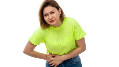 हेल्थ एक्सपर्ट्स के मुताबिक समय रहते कैंसर को डिटेक्ट कर इस गंभीर बीमारी का इलाज शुरू करवाना बेहद जरूरी है। आइए पेट के कैंसर के कुछ ऐसे लक्षणों के बारे में जानते हैं, जिन्हें अक्सर लोग मामूली समझने की गलती कर बैठते हैं।