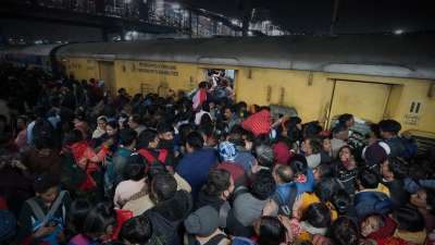 दिवाली और छठ पूजा का त्योहारी सीजन आते ही भारतीय रेलवे स्टेशनों पर यात्रियों की भीड़ उमड़ पड़ती है। रोशनी और खुशियों का यह पर्व लाखों लोगों को अपने घरों की ओर खींच लाता है, लेकिन इस उत्साह में कुछ नियम तोड़ने की गलती भारी पड़ सकती है। भारतीय रेलवे ने यात्रियों की सुरक्षा और सुविधा के लिए कई नियम बनाए हैं, जिनका उल्लंघन करने पर जुर्माना तो लगता ही है, कुछ मामलों में जेल की सजा भी हो सकती है। आइए, जानते हैं उन नियमों के बारे में, जिन्हें इस फेस्टिव सीजन में अनदेखा करना आपको मुश्किल में डाल सकता है। दिवाली और छठ पूजा का त्योहारी सीजन आते ही भारतीय रेलवे स्टेशनों पर यात्रियों की भीड़ उमड़ पड़ती है। रोशनी और खुशियों का यह पर्व लाखों लोगों को अपने घरों की ओर खींच लाता है, लेकिन इस उत्साह में कुछ नियम तोड़ने की गलती भारी पड़ सकती है। भारतीय रेलवे ने यात्रियों की सुरक्षा और सुविधा के लिए कई नियम बनाए हैं, जिनका उल्लंघन करने पर जुर्माना तो लगता ही है, कुछ मामलों में जेल की सजा भी हो सकती है। आइए, जानते हैं उन नियमों के बारे में, जिन्हें इस फेस्टिव सीजन में अनदेखा करना आपको मुश्किल में डाल सकता है।